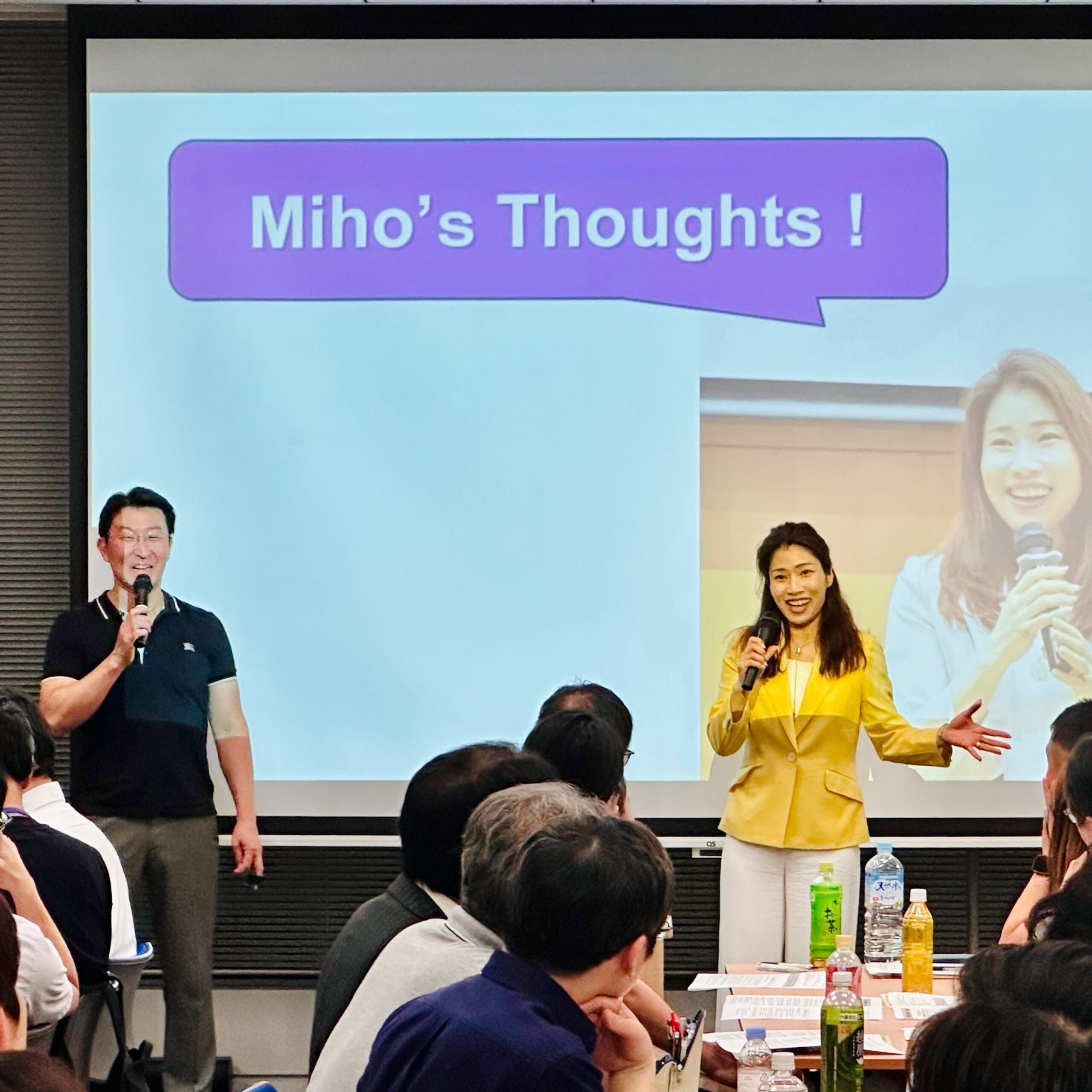 Vital Englishのステージで語る小田康之と橋本美穂さん
