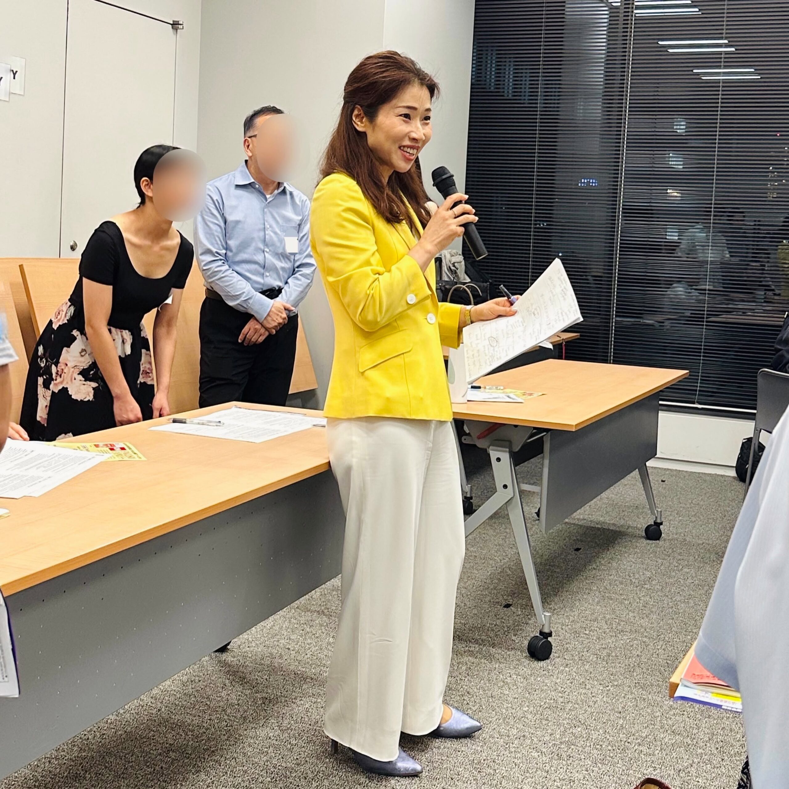 参加者と交流する橋本美穂さん