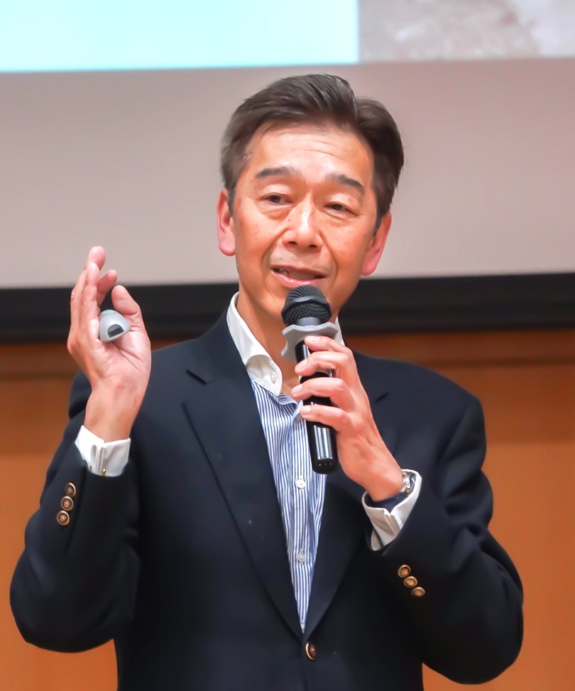 スピーカーの吉崎知典さん