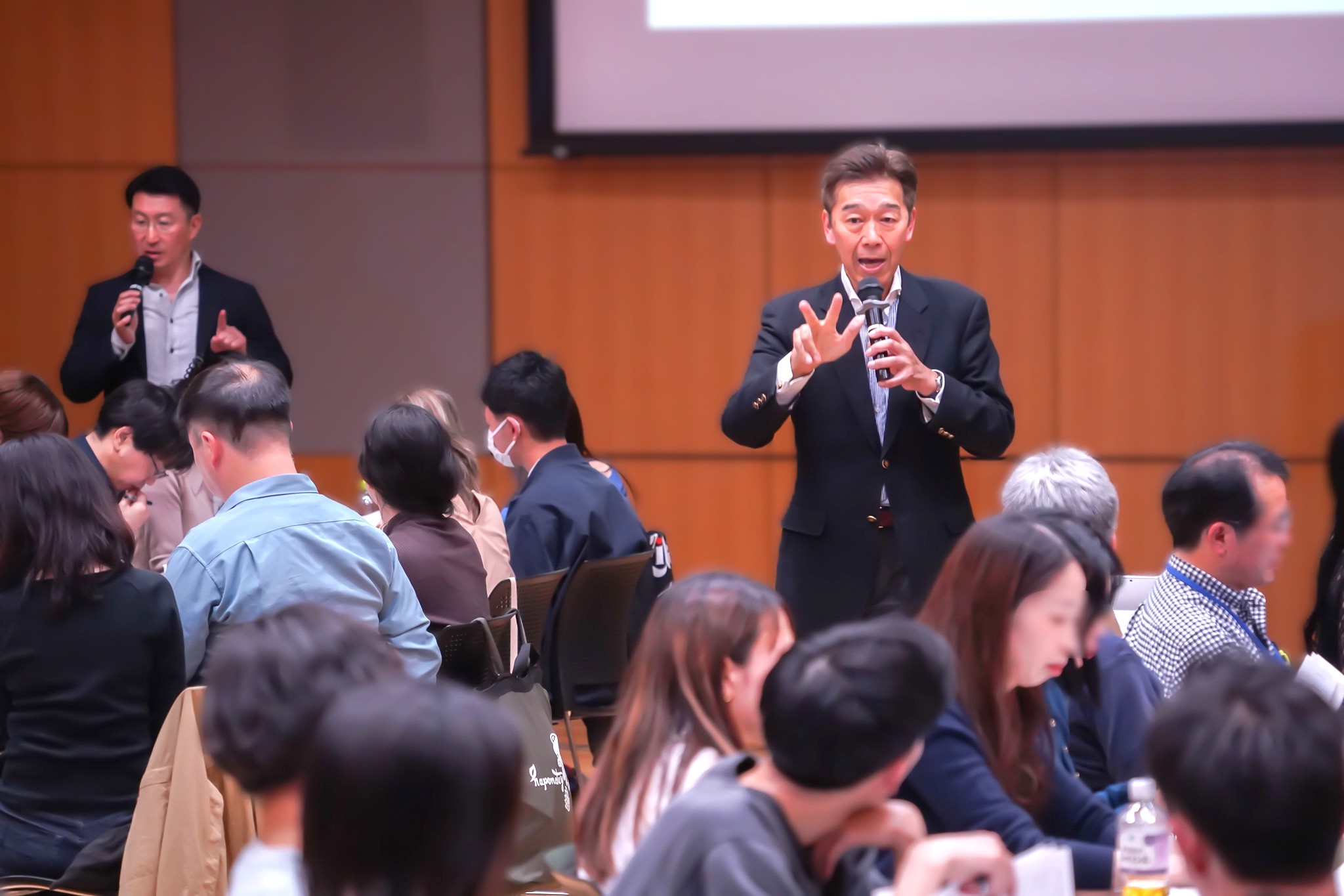 参加者に語りかける吉崎さん。会場での講演・アクティビティの様子