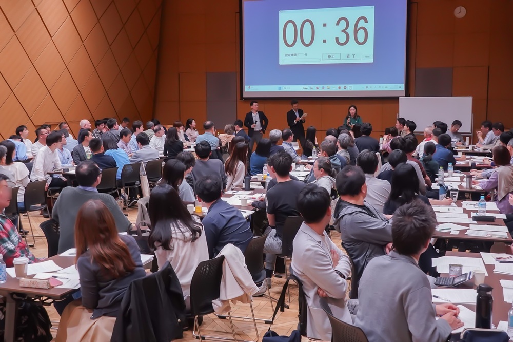 グループで意見を交わす参加者たち — 政策シミュレーションの会場風景