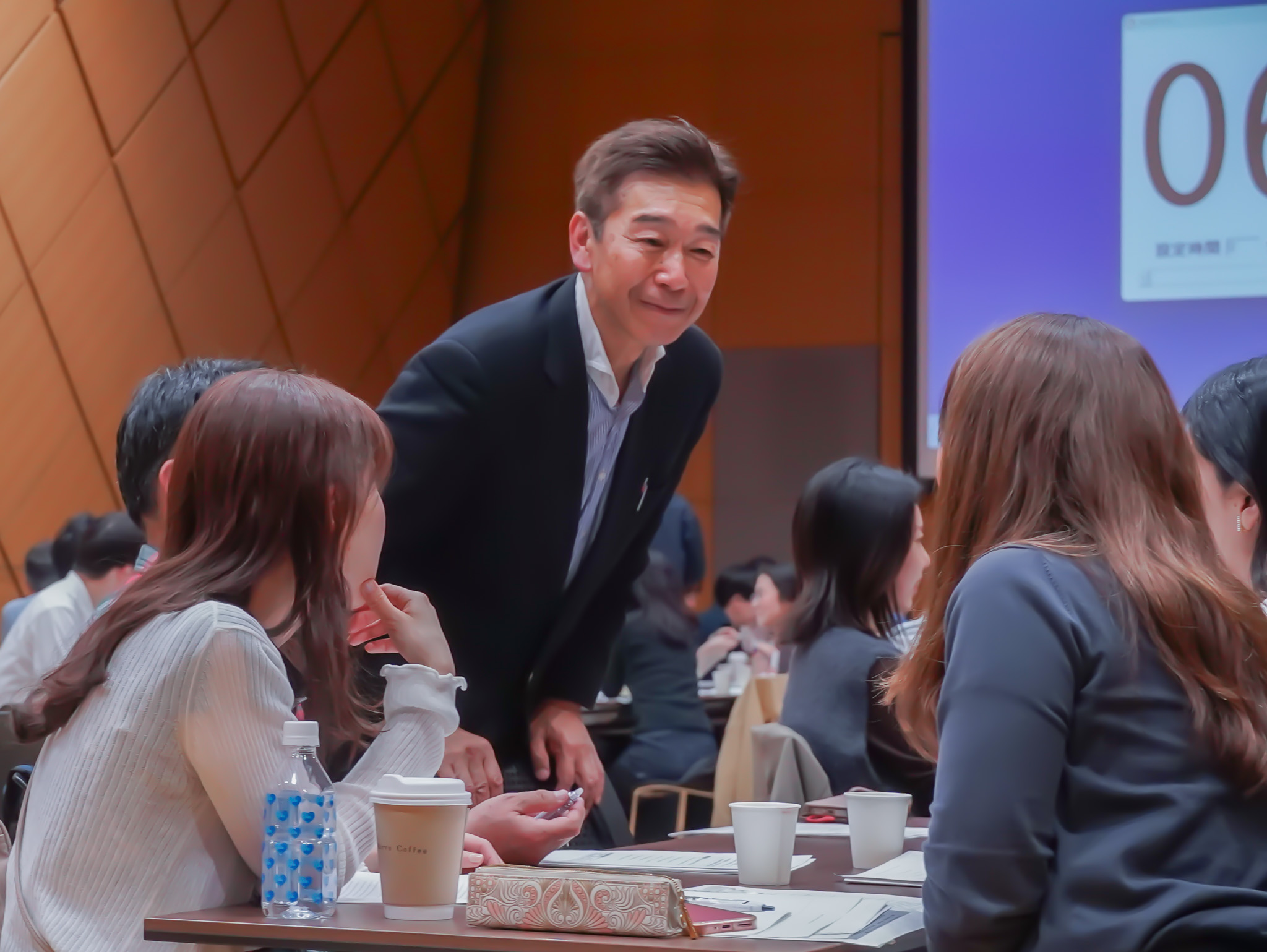 参加者のテーブルで対話する吉崎さん